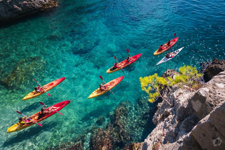 Zee kajakken en snorkelen Brela Dalmatië Kroatië