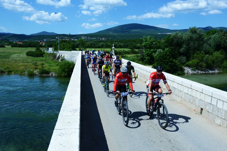 Mountainbiken in de Sinj-vallei Kroatië