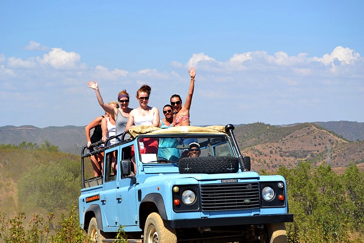 Halve dag Jeep Safari Algarve Portugal is een tour waarbij je de Algarve leert ondekken via landelijke wegen, off-road tracks en dwars door dorpjes waar de tijd lijkt te hebben stilgestaan.